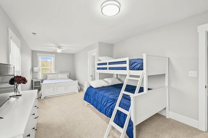 Suite de niveau supérieur - lit queen size et lits jumeaux sur lits superposés complets