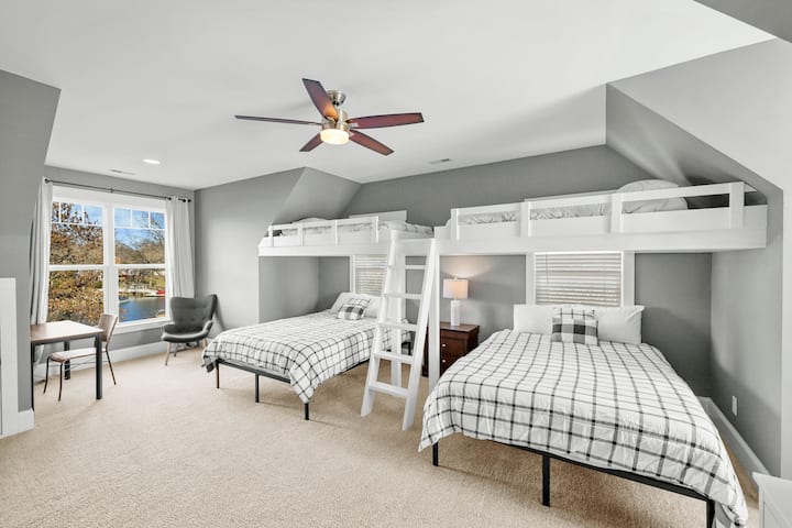 Chambre avec lits superposés de niveau supérieur avec deux lits jumeaux sur lits queen size intégrés. Espace parfait pour les enfants !