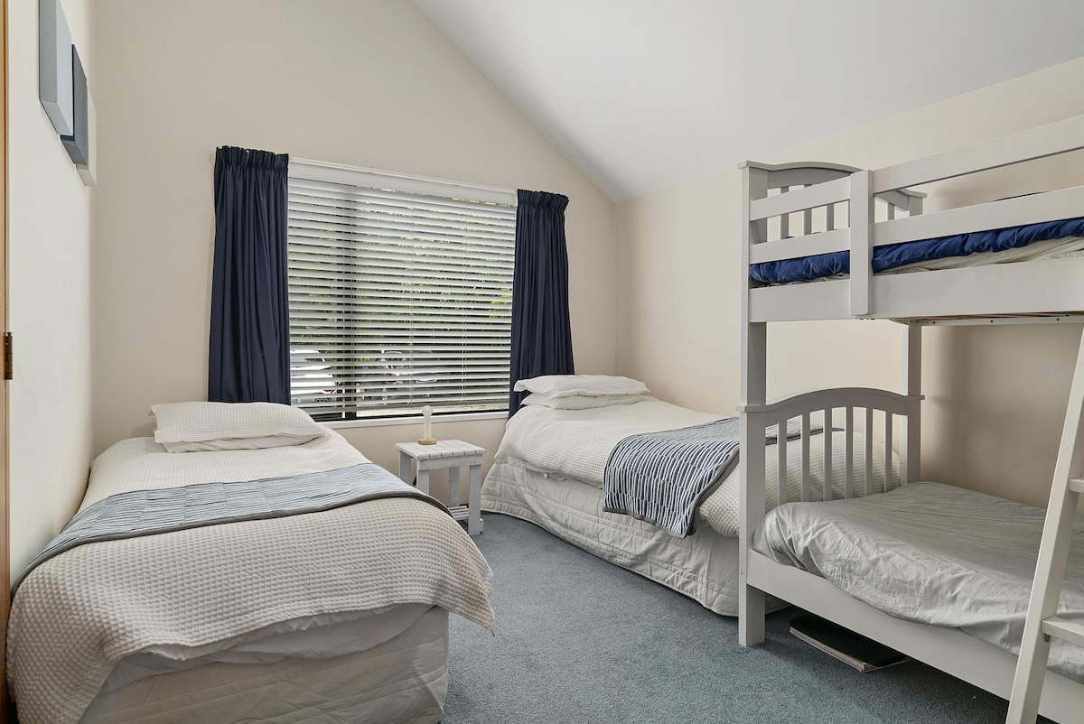 Спалната соба 3 има 2 единечни кревета и кревет на спрат