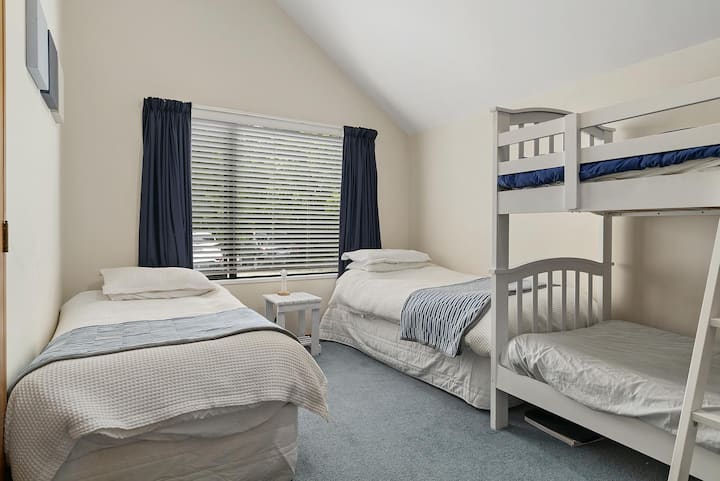 寝室3にはシングルベッド2台と二段ベッド1台があります