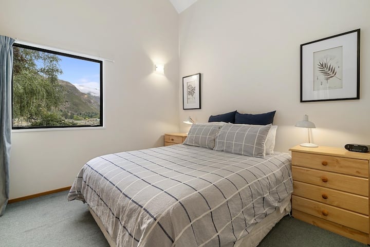 ベッドルーム2にはクイーンサイズベッドがあります