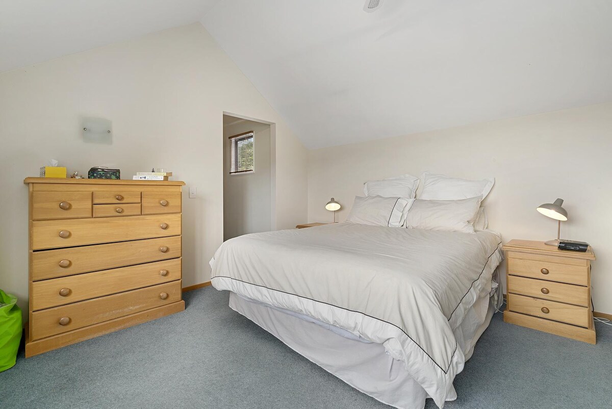 Брачен кревет (широк 180-220 см) со споена бања