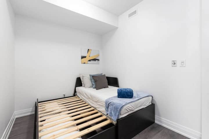 ห้องนั่งเล่นที่อบอุ่นพร้อมที่นั่งที่น่าดึงดูด เหมาะสำหรับการอ่านหนังสือ ทำงาน หรือพักผ่อนอย่างเงียบสงบ