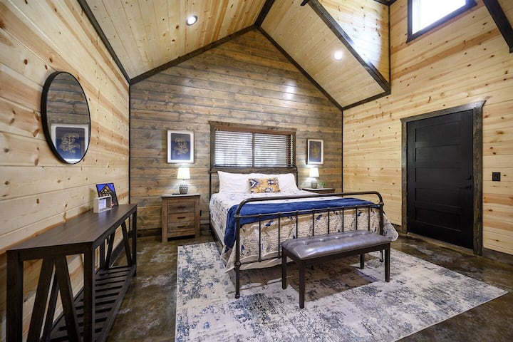 Dormitorio 1: Escápate a la tranquilidad y el lujo en el santuario de este dormitorio tamaño king.