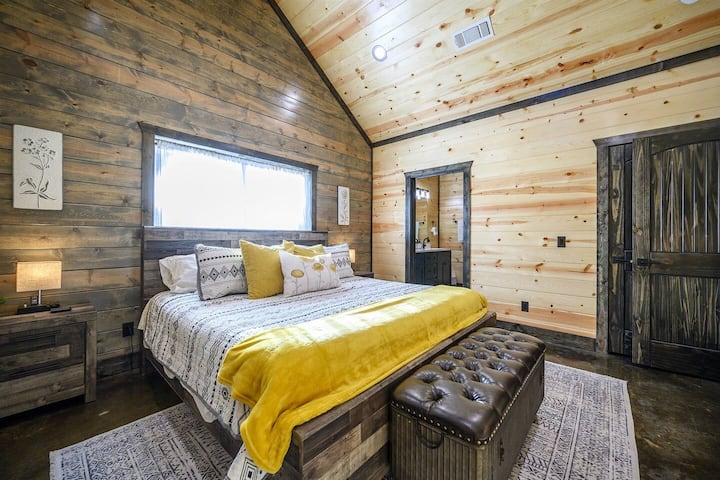 Encuentra serenidad y estilo en los elegantes confines del dormitorio 2 king