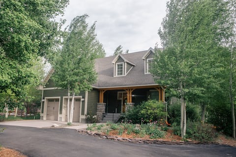 "Creekside Cottage" w/ Rustic Cabin (Sleeps 25)