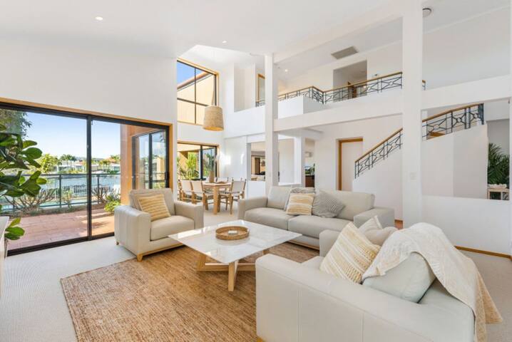 The Waterfront – 4-bedroom waterfront home + pool gallery image 2