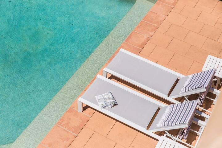 The Waterfront – 4-bedroom waterfront home + pool gallery image 3