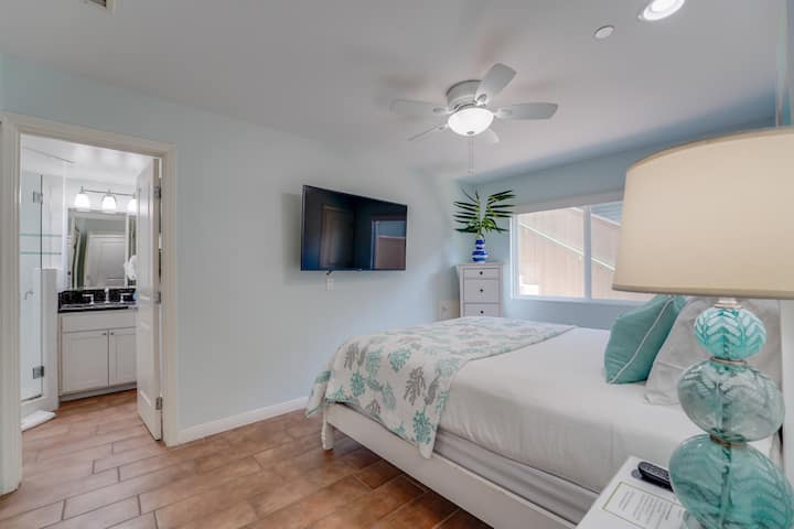 ห้องนอนชั้นแรกยังถือเป็นห้องสวีทหลักเพราะมีห้องน้ำในตัว มีเตียงควีนไซส์ตู้เสื้อผ้าสไลเดอร์ขนาดใหญ่อ่างอาบน้ำในตัวพร้อมฝักบัวแบบวอล์กอินและทีวีขนาด 60 นิ้วพร้อมสตรีมมิ่ง