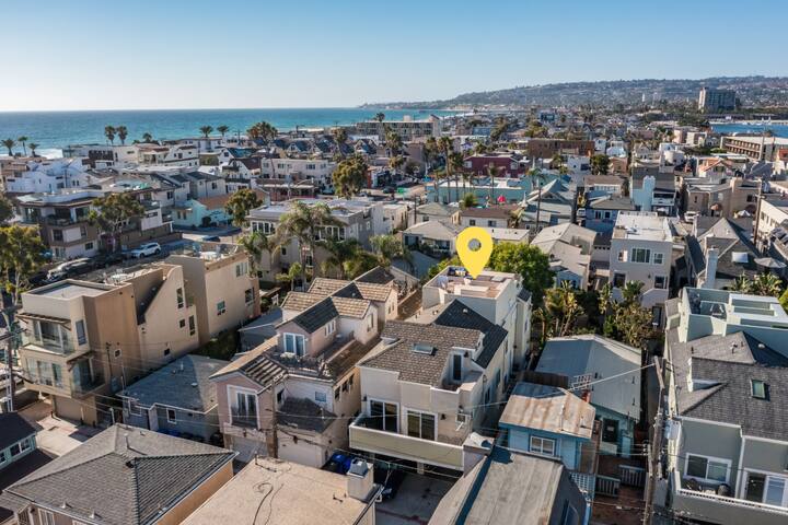 3BR Townhome w/ AC, Parking & ROOF DECK!