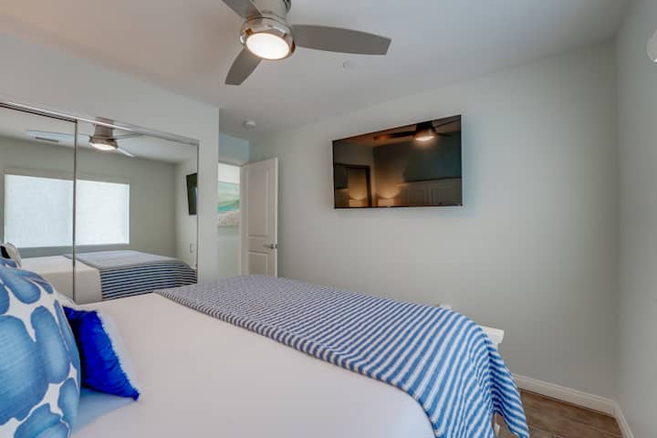 ห้องนอนผู้เข้าพักชั้น 2 มีเตียงคิงไซส์แคลิฟอร์เนียตู้เสื้อผ้าสมาร์ททีวีและตู้เสื้อผ้ากระจกเงา