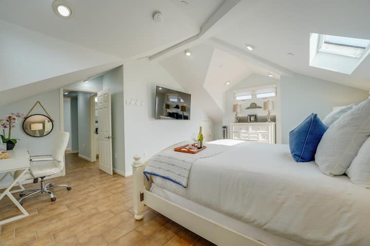 ห้องสวีทหลักที่ยิ่งใหญ่มีเตียงคิงไซส์ขนาดใหญ่ตู้เสื้อผ้าคู่ทีวีจอแบนขนาด 60 นิ้วพร้อมสตรีมมิ่งระเบียงส่วนตัวทางเข้าหลังคาและห้องน้ำในตัว