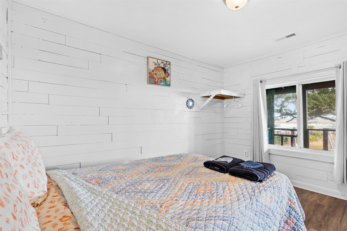 מה שהתחיל כחדר "דגים" עשוי להפוך לחדר "בת הים"... תראו כשתגיעו לכאן. גם לו יש נוף למים.