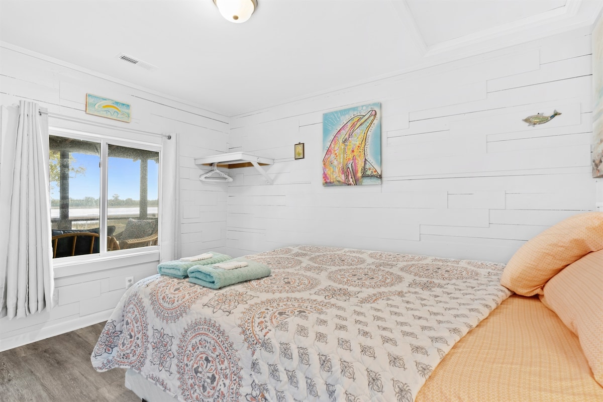 בחדר הדולפינים יש מיטת קווין סייז איכותית ונוף יפהפה לים