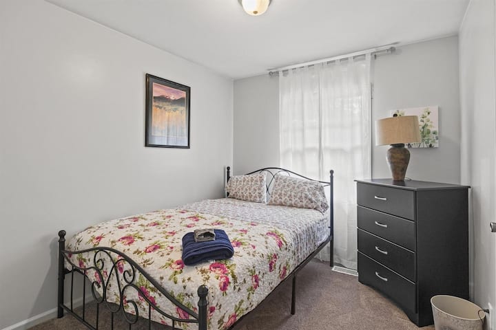 חדר דייזי הוא היחיד בבית בלי טלוויזיה, אז עדיף לישון בו.