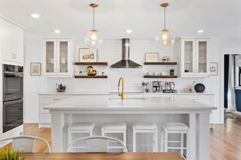 Stunning Home W/Game Room + Mins to Plaza