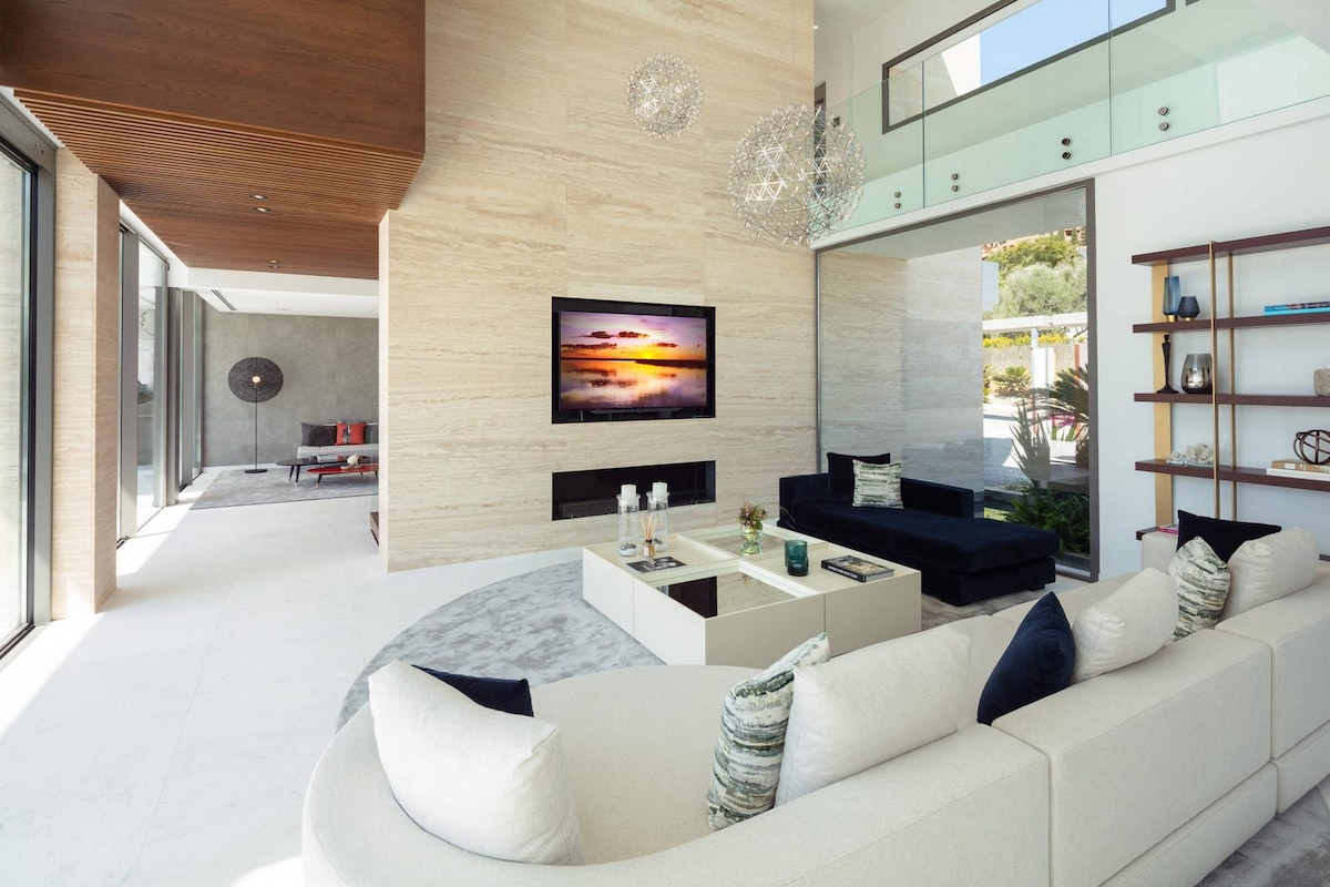 Ultra Modern 6 Bedrooms Oasis With Sea Views! 5