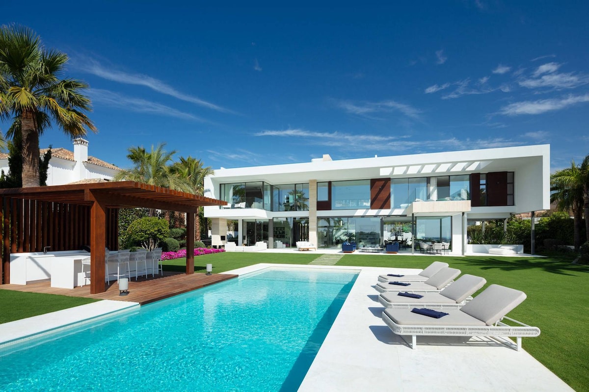 Ultra Modern 6 Bedrooms Oasis With Sea Views! 3