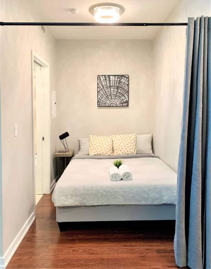 Chumba cha kulala kilicho na kitanda aina ya queen