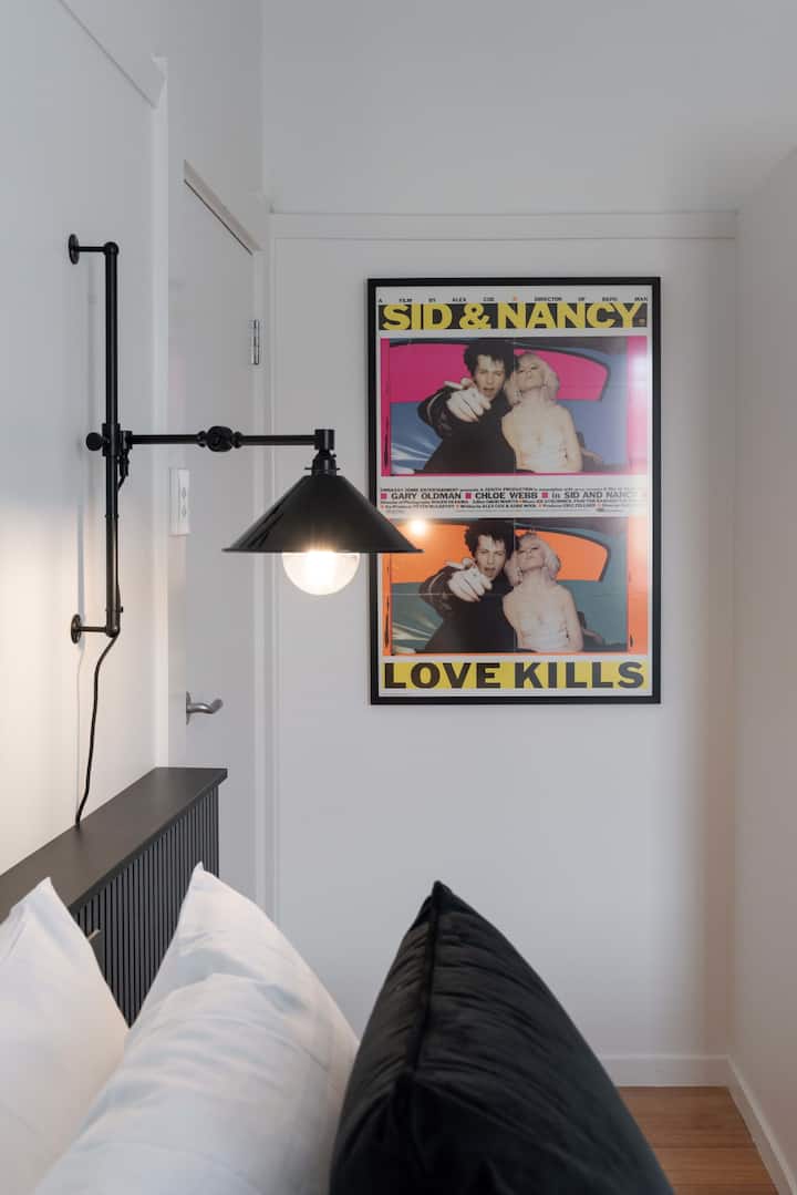 Pata chumba cha kulala cha kwanza cha malkia upande wako wa kushoto