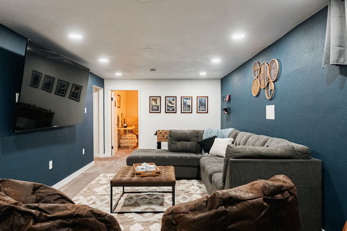 مركز الترفيه: استرخ على مقاعد فاخرة مع شاشة كبيرة وديكور ممتع لليالي الأفلام!