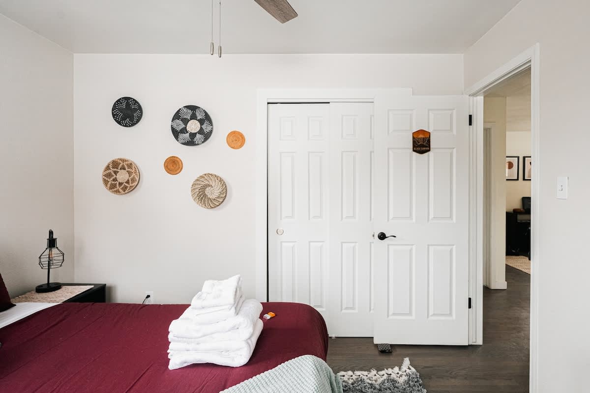 بلاك كانيون أوف ذا غونيسون ريتريت: استمتع بليالي مريحة وسط ديكور أنيق ومشاعر نابضة بالحياة. هذا السرير ملكة مع مرتبة ميموري فوم.