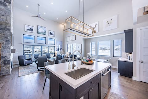 Free Ski Rentals | Private Hot Tub | 3 Min to Lift