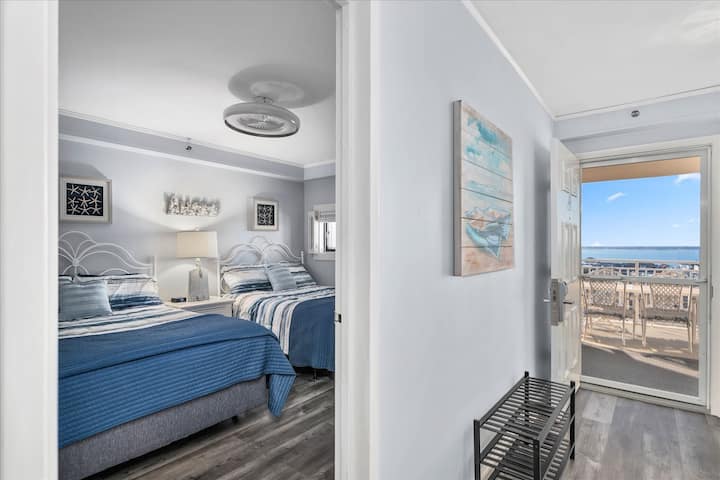 第二间卧室有两张大尺寸的床