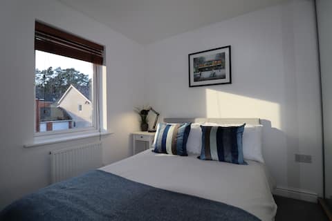 Bracknell - Stylish - Three Bedroom (Three Bathroo