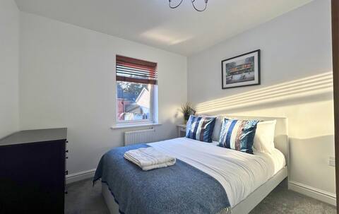Bracknell - Stylish - Three Bedroom (Three Bathroo