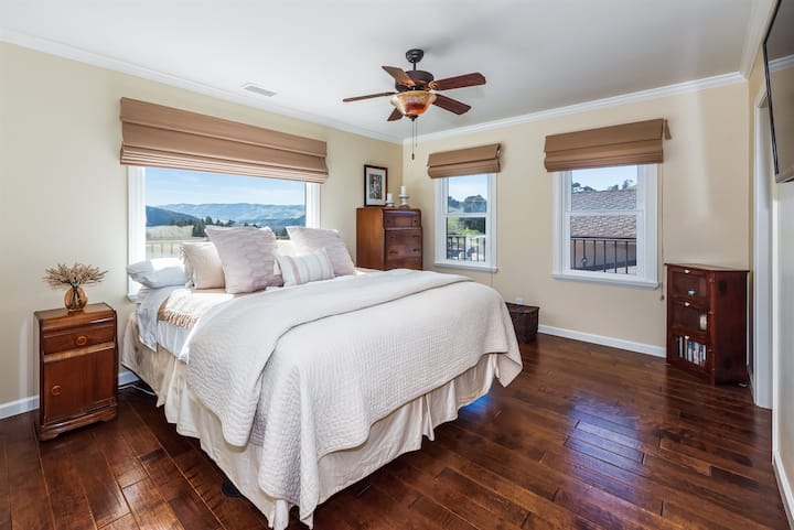 Chumba cha kulala cha msingi na TV ya gorofa na bafu la ndani.