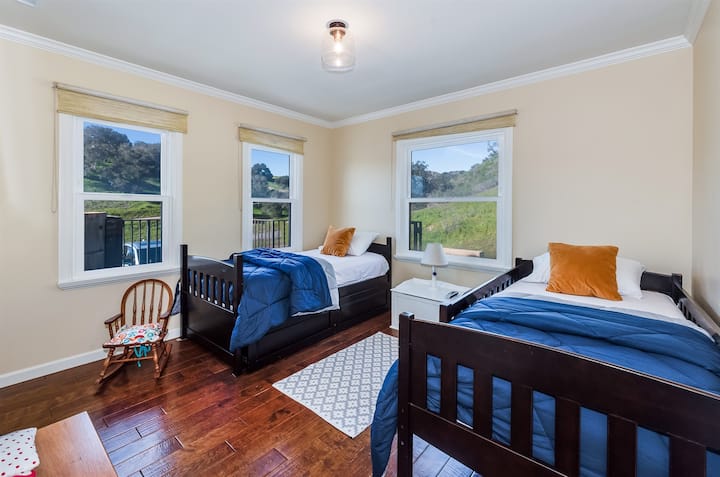 Chumba cha watoto kilicho na runinga bapa ya skrini.