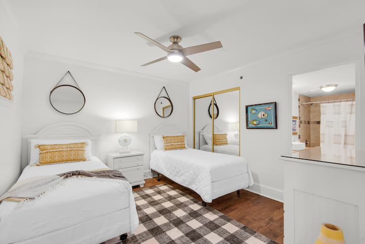 חדר שינה לאורחים עם 2 מיטות