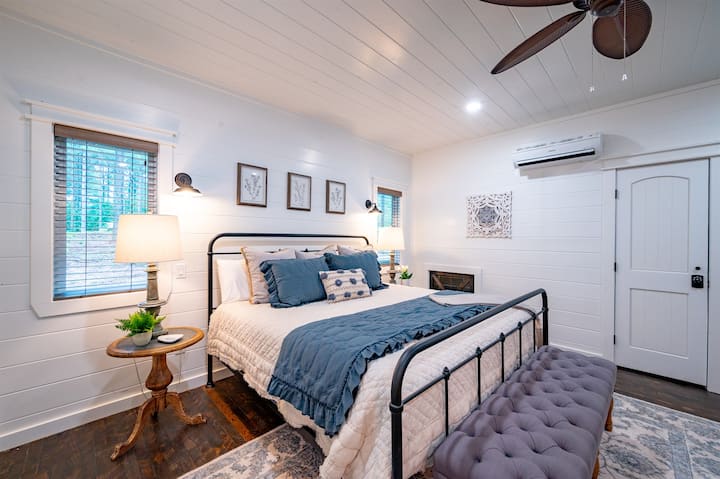 Profitez de la lumière naturelle abondante, profitez de la cuisine entièrement équipée, rassemblez-vous autour de la cheminée et détendez-vous dans la chambre King Master. 