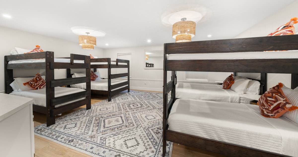 [Dhoma e gjumit 10 /Niveli më i ulët] me 2 krevate dopio "queen" dhe 2 krevate dopio mbi krevat dopio "twin"