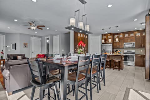 Sleeps 29, Pool/Spa/Garage/DT Location | 420/424