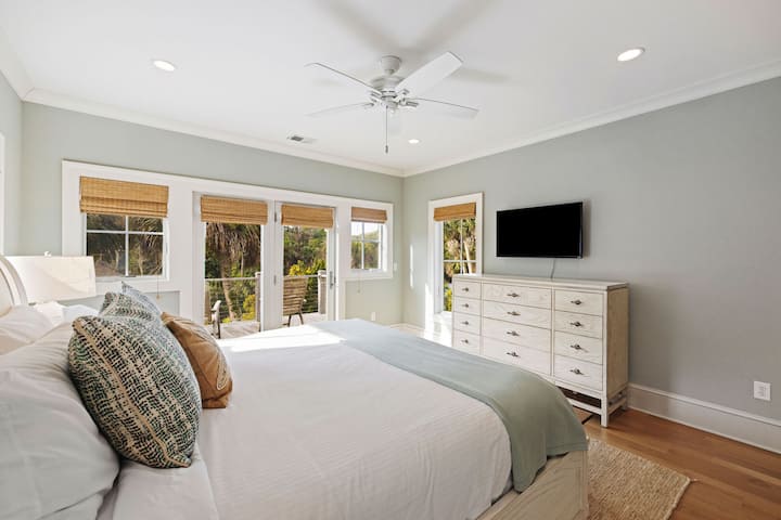 Dormitorio 1: cama tamaño king, TV, baño privado, acceso al balcón, segundo piso.