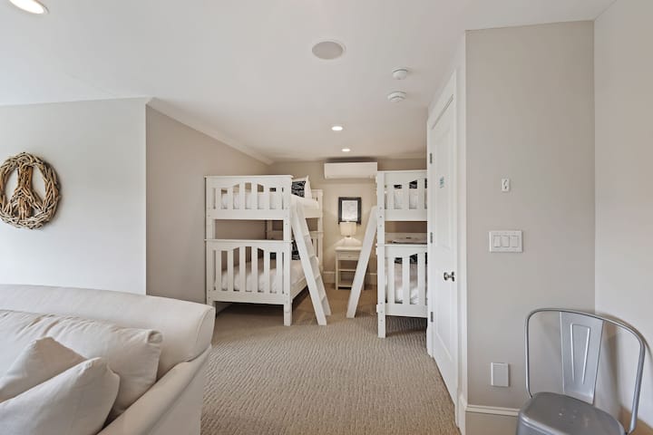 Dormitorio 7: dos literas, cuatro camas individuales - TV - Baño privado - Habitación extra en el tercer piso