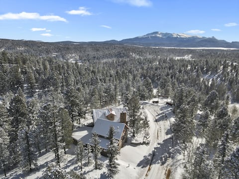 Hot tub Cabin*GAME ROOM*Pikes Peak Views