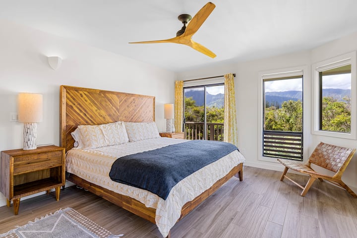 غرفة نوم أساسية مع إطلالة على الجبل