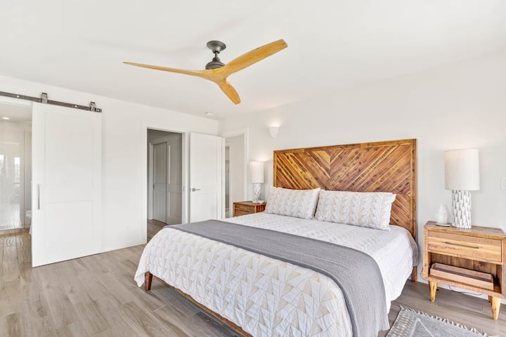 غرفة نوم رئيسية مع خزانة ملابس وحمام