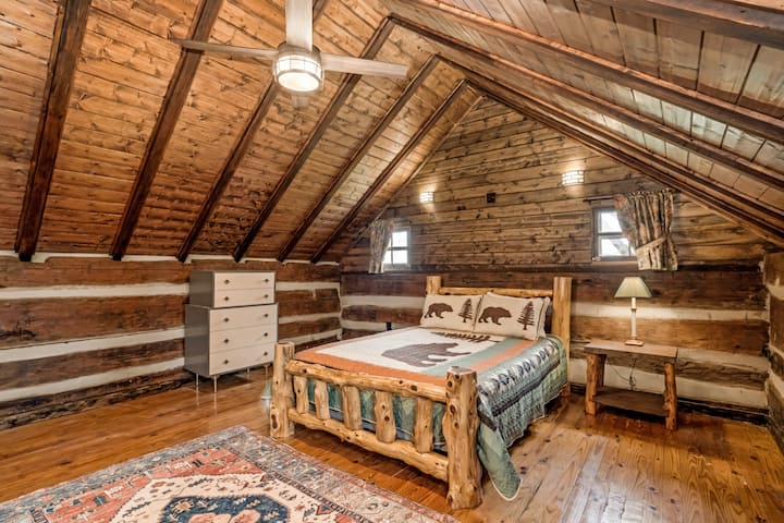 поткровје со брачен кревет