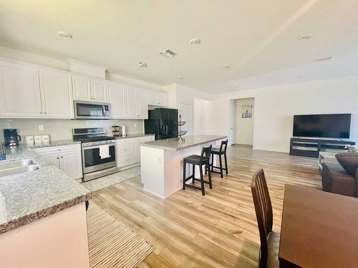 Agradable casa de 2 pisos de 6 camas y 3 baños de 3000 pies cuadrados