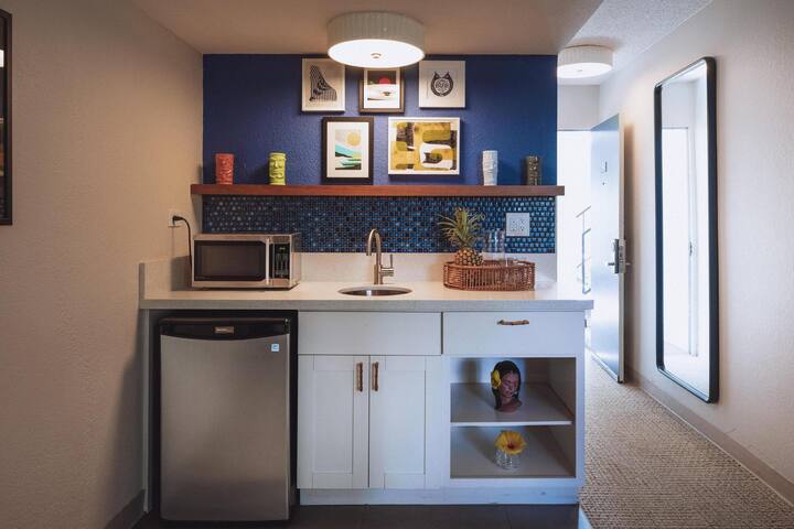 Rare Find! 3 Pool View Units Close to the Beach gallery image 2