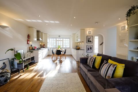 Lovely 2 bedroom apartment, free parking & garden