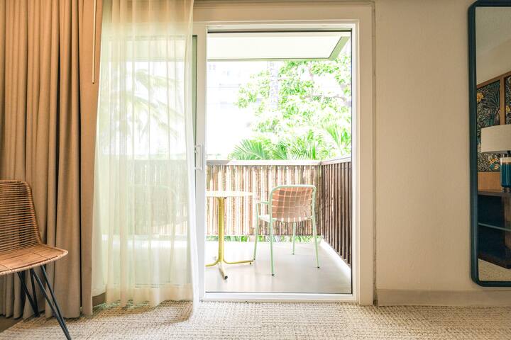 Ocean Breeze Vacation Home! 4 Rooms w/ Lanai