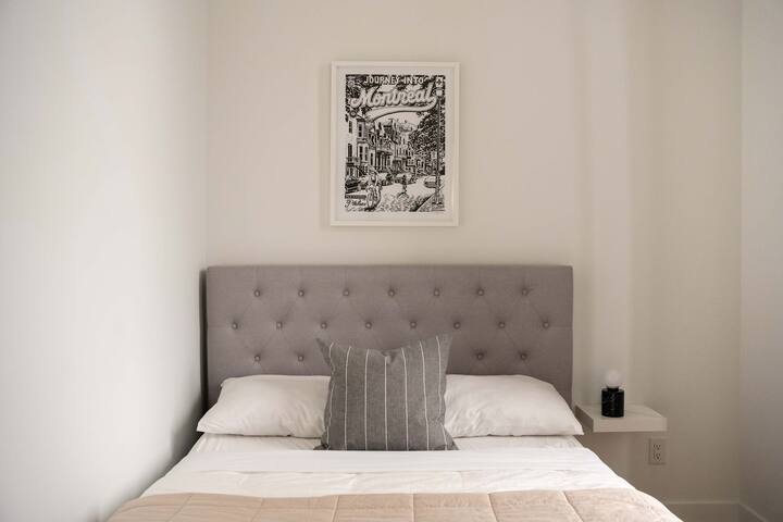 Apartment in Old Montreal, River View, Suite 202 gallery image 4