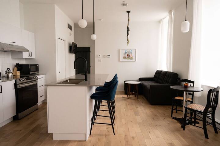 Apartment in Old Montreal, River View, Suite 202 gallery image 3