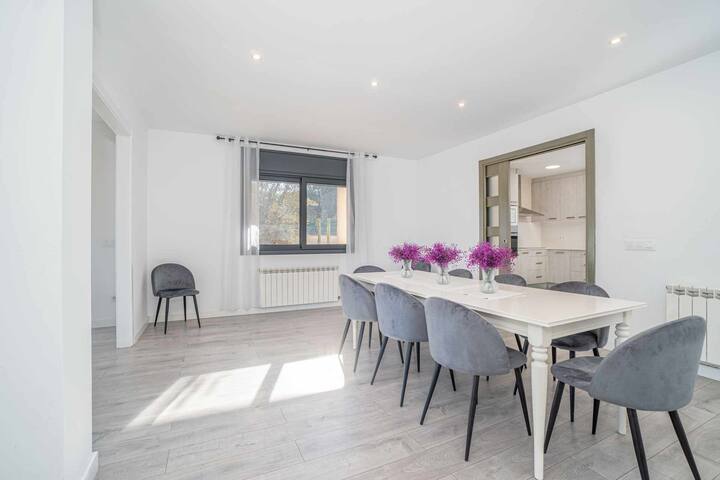 Beautiful villa with pool. gallery image 5