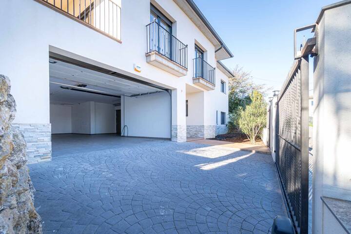 Beautiful villa with pool. gallery image 4